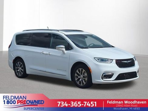 Used 2024 Chrysler Pacifica Pinnacle FWD image 1