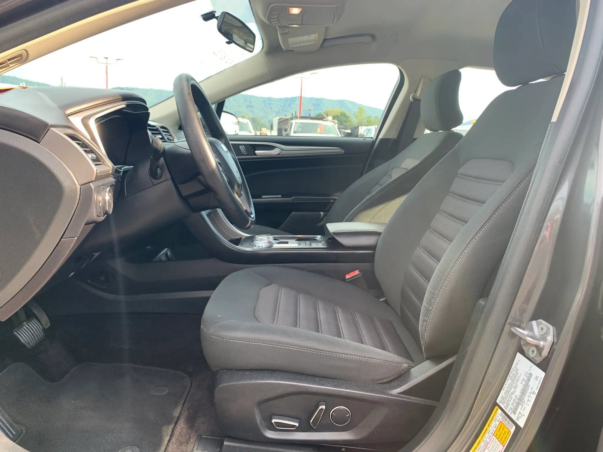 Used 2017 Ford Fusion SE FWD image 9