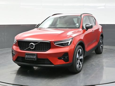 Used 2024 Volvo XC40 B5 Plus w/ Climate Package AWD/4WD image 2
