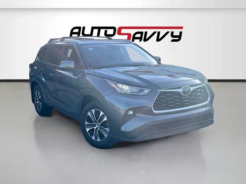 Used 2020 Toyota Highlander XLE AWD/4WD image 1