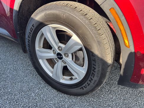 Used 2023 Kia Sorento LX image 7