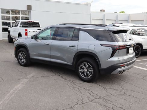 Used 2025 Chevrolet Traverse LT FWD image 8