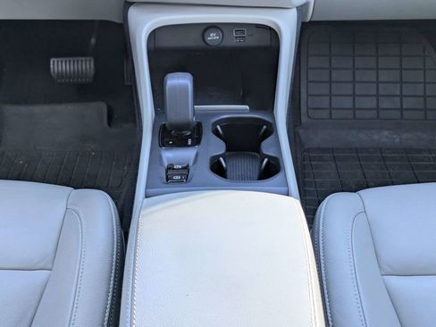 Used 2022 Volvo XC40 T5 Momentum w/ Premium Package image 22