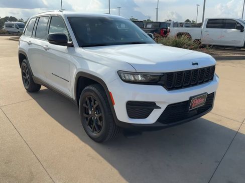 Used 2025 Jeep Grand Cherokee Altitude AWD/4WD image 3
