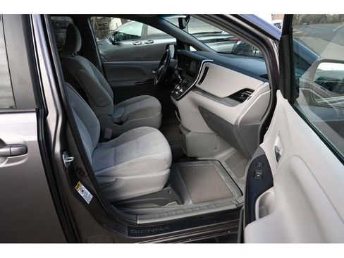 Used 2016 Toyota Sienna LE image 15