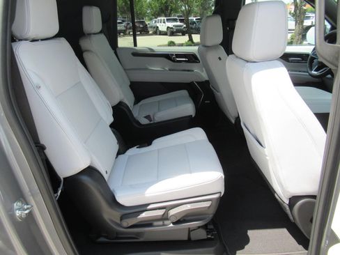 Used 2026 Chevrolet Suburban Premier AWD/4WD image 32