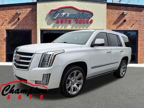 Used 2017 Cadillac Escalade Premium Luxury RWD image 9