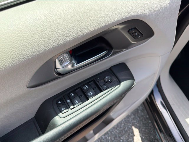 Used 2023 Chrysler Pacifica Touring-L AWD/4WD image 12