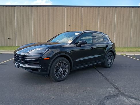 Certified 2025 Porsche Cayenne AWD/4WD image 1