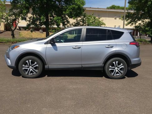 Used 2017 Toyota RAV4 LE AWD/4WD image 3
