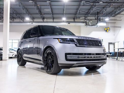 Used 2025 Land Rover Range Rover SE AWD/4WD image 3