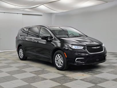 New 2026 Chrysler Pacifica Select