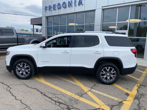 Used 2023 GMC Acadia SLT AWD/4WD image 2