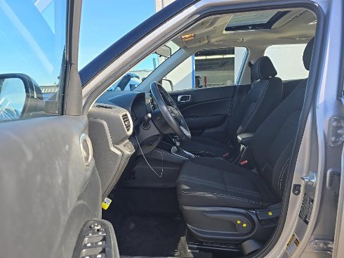 Used 2025 Hyundai Venue SEL FWD image 2
