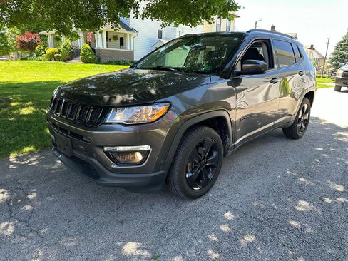 Used 2018 Jeep Compass Latitude w/ Popular Equipment Group AWD/4WD image 3