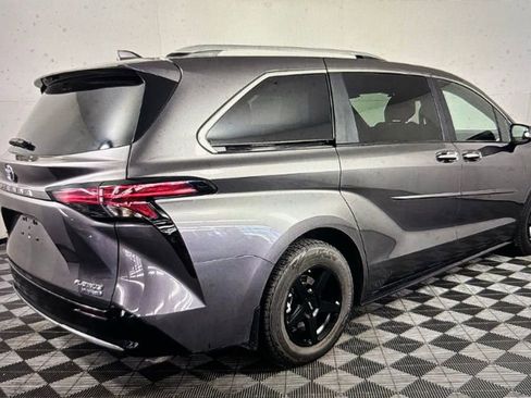 Used 2024 Toyota Sienna Platinum FWD image 2