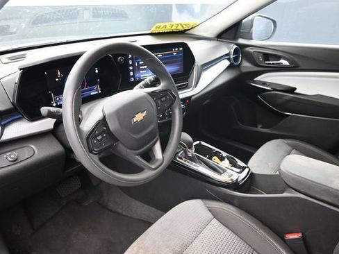 Used 2025 Chevrolet Trax LT FWD image 19