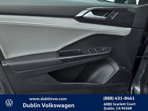 Certified 2022 Volkswagen Taos SEL w/ Panoramic Sunroof Package image 10
