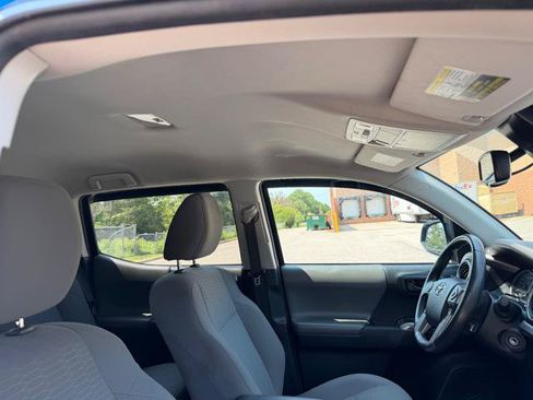 Used 2018 Toyota Tacoma SR5 RWD image 11