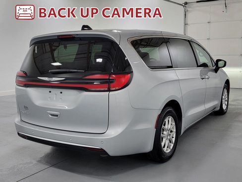 Used 2023 Chrysler Pacifica Touring-L FWD image 9