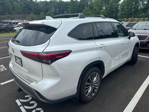 Used 2022 Toyota Highlander Platinum AWD/4WD image 3
