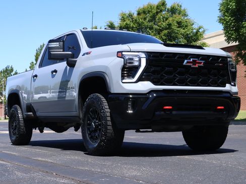 Used 2025 Chevrolet Silverado 2500 ZR2 AWD/4WD image 1