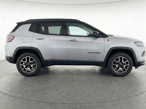 Used 2025 Jeep Compass Trailhawk AWD/4WD image 11