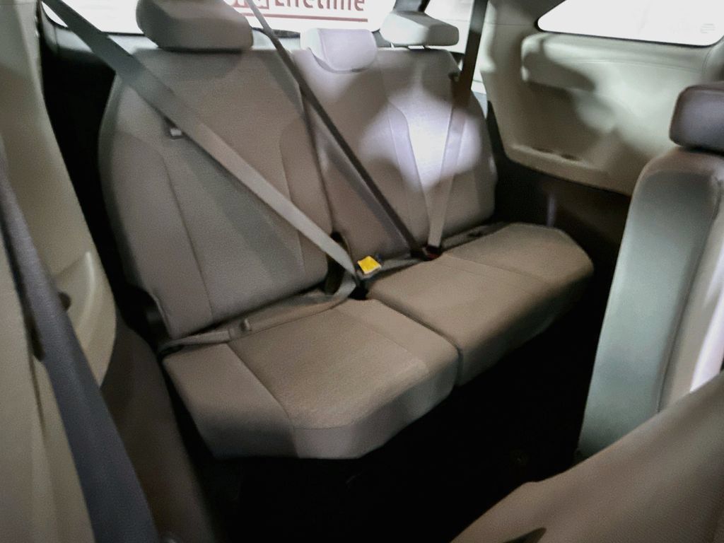 Certified 2024 Toyota Sienna LE FWD image 29