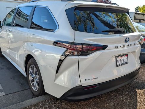 Used 2025 Toyota Sienna XLE w/ XLE Plus Package AWD/4WD image 3