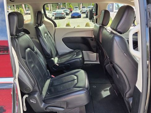 Used 2022 Chrysler Pacifica Touring-L image 16