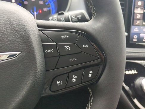 Used 2025 Chrysler Pacifica Limited image 26