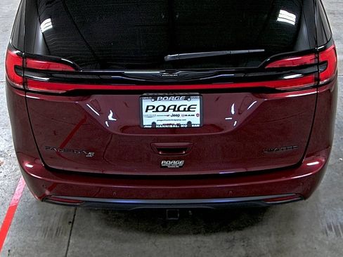 Used 2023 Chrysler Pacifica Limited w/ S Appearance Package image 11
