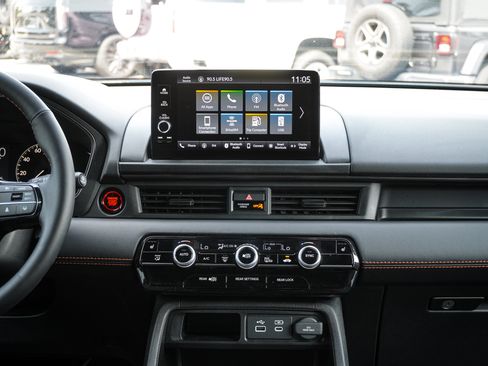 Used 2025 Honda Pilot TrailSport image 31