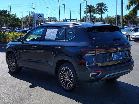 Certified 2025 Volkswagen Taos SE image 4