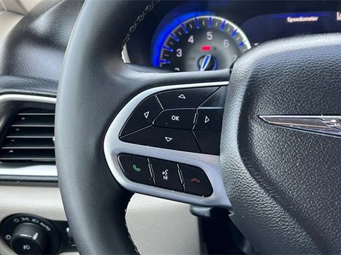 Used 2024 Chrysler Pacifica Touring-L image 29