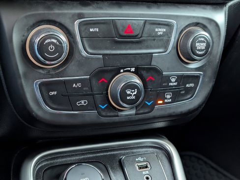 Used 2019 Jeep Compass Latitude w/ Popular Equipment Group image 22