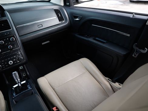 Used 2010 Dodge Journey R/T w/ Navigation & Sound Group I image 22