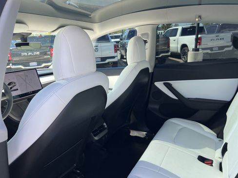 Used 2021 Tesla Model Y Long Range image 26