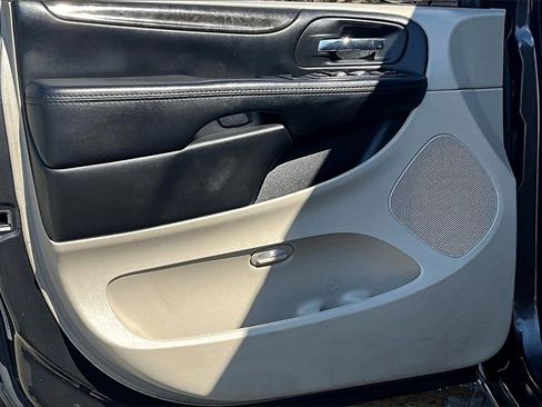 Used 2018 Dodge Grand Caravan SE w/ UConnect Hands-Free Group image 21