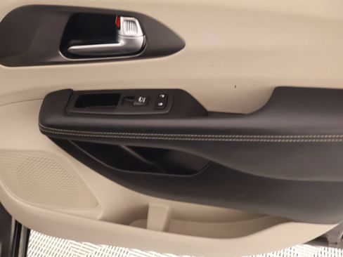 Used 2023 Chrysler Pacifica Touring-L FWD image 16