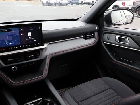 Used 2025 Ford Explorer ST-Line w/ ST-Line Street Pack image 29