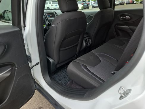 Used 2019 Jeep Cherokee Latitude w/ Cold Weather Group AWD/4WD image 20
