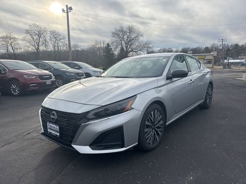 Used 2024 Nissan Altima 2.5 SV image 3