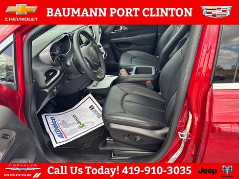 Used 2025 Chrysler Pacifica Select FWD image 10