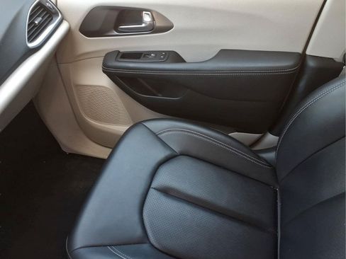 Used 2024 Chrysler Pacifica Touring-L FWD image 26