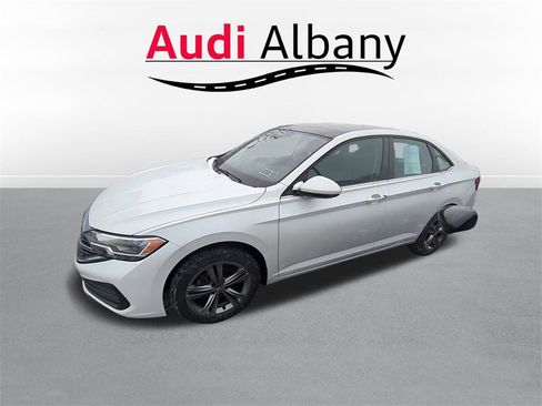 Used 2023 Volkswagen Jetta SE w/ Panoramic Sunroof Package image 3