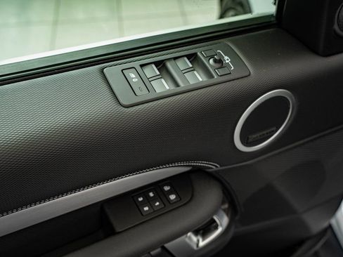 New 2026 Land Rover Discovery Dynamic SE image 17