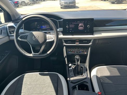 Certified 2025 Volkswagen Taos SE w/ Panoramic Sunroof Package FWD image 8
