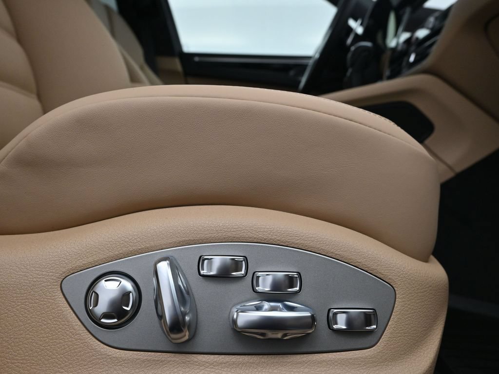 Certified 2026 Porsche Macan AWD/4WD image 15