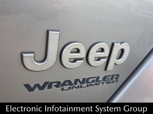 Used 2018 Jeep Wrangler Unlimited Sahara AWD/4WD image 16